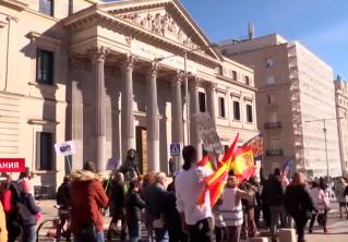 В Испании хотят отменить обязательное ношение масок на улице из-за протестов жителей