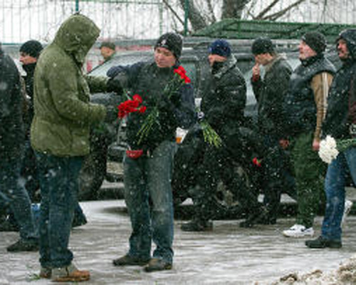 В толпе из 5 000 фанатов и националистов в Москве завязалась массовая драка-4
