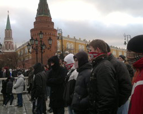 В толпе из 5 000 фанатов и националистов в Москве завязалась массовая драка-14
