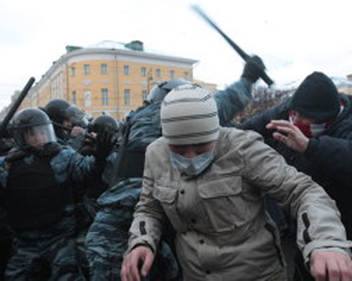 В толпе из 5 000 фанатов и националистов в Москве завязалась массовая драка-42