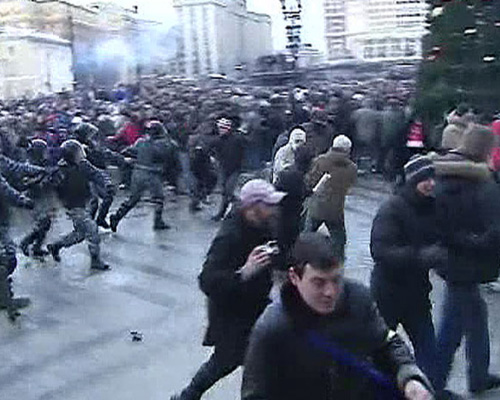 В толпе из 5 000 фанатов и националистов в Москве завязалась массовая драка-56