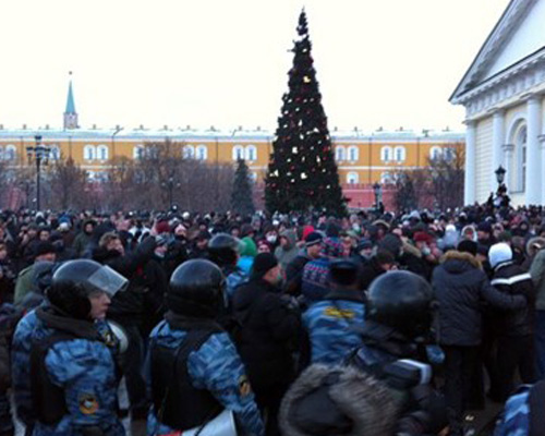 В толпе из 5 000 фанатов и националистов в Москве завязалась массовая драка-84