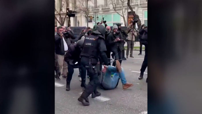 Фермерский протест в Мадриде полицейские разогнали дубинками 