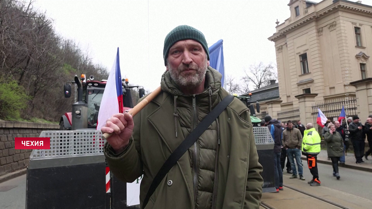 В Праге фермеры засыпали навозом набережную и территорию у здания правительства-4