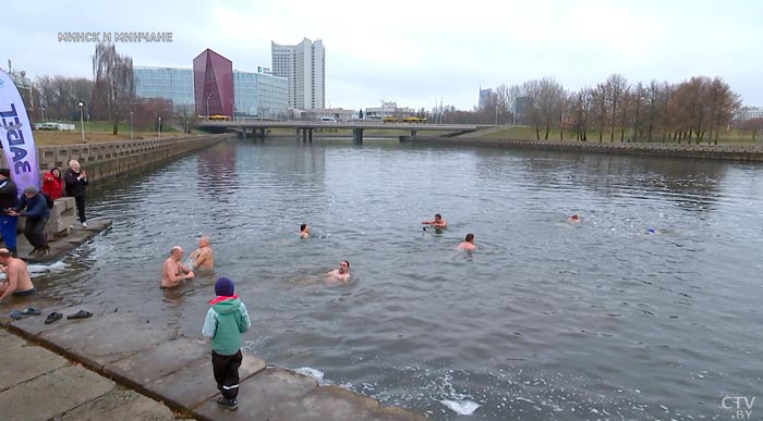 Окунания в холодную воду полезны для организма. Рассказываем, как правильно закаляться-4