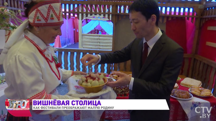 Вишнёвые клёцки, чай и даже сгущёнка. Необычный фестиваль проходит в Глубоком-13