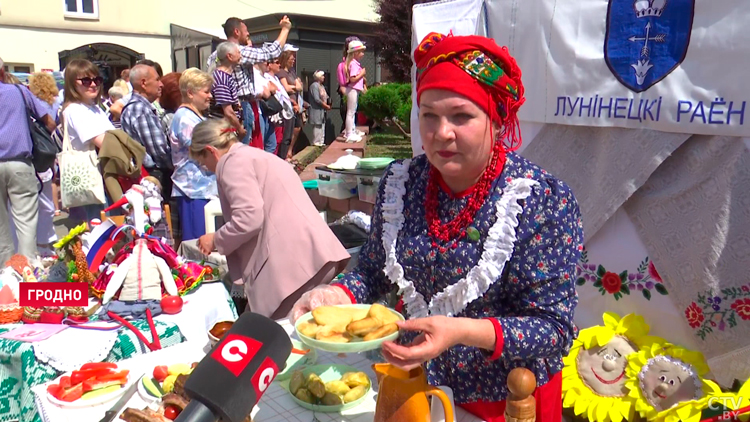 Кокошники, расшитые сарафаны, кубанские блюда – чем удивляло русское подворье на фестивале культур?-7