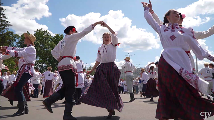 Более 60 пар в национальных костюмах. Посмотрите, как красочно проходит фестиваль народных танцев-1