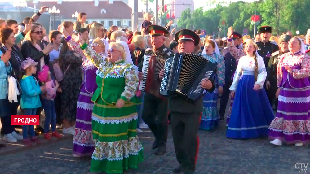 Яркие краски праздника всех народов. Показываем, что происходит в фестивальном Гродно-3