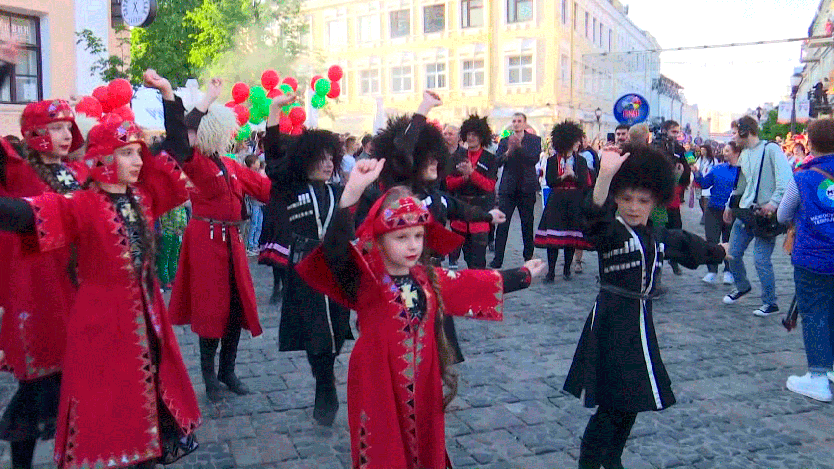 Яркие краски праздника всех народов. Показываем, что происходит в фестивальном Гродно