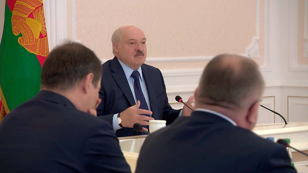 Лукашенко: надо банкирам дать ещё один путь обдираловки народа. У нас банкиры «бедные»