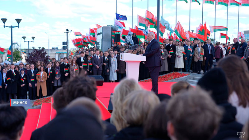 Молодёжь выбирает флаг, герб и гимн. Как государственную символику чествовали в Минске-37