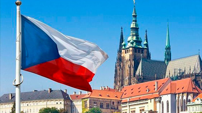 Президент Чехии заявил о необходимости остановить военные действия в Украине