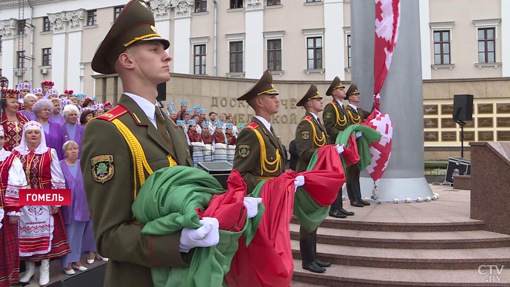 В центре Гомеля теперь развевается 12-метровый флаг: «Это символ нашей свободы»-16