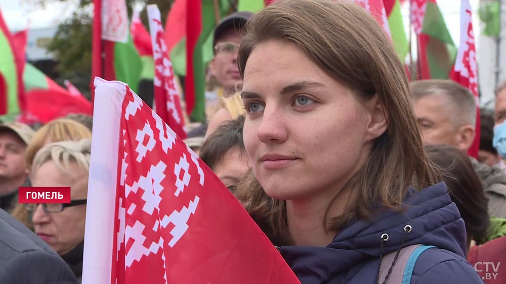 В центре Гомеля теперь развевается 12-метровый флаг: «Это символ нашей свободы»-13