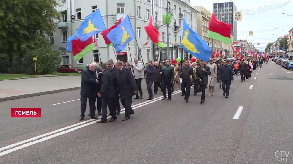 В центре Гомеля теперь развевается 12-метровый флаг: «Это символ нашей свободы»-7