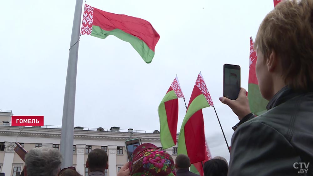 В центре Гомеля теперь развевается 12-метровый флаг: «Это символ нашей свободы»-18