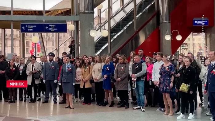 Работники и ветераны БелЖД спели вместе с пассажирами. В минском вокзале прозвучали мелодии военных лет-1