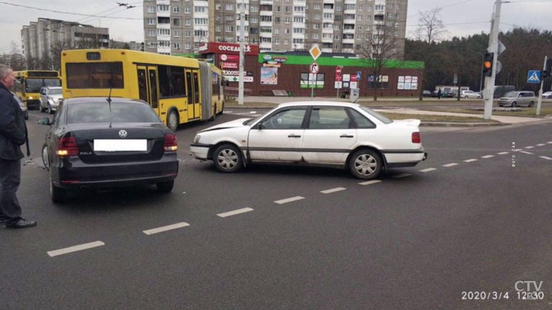 На ул. Ангарской в Минске столкнулись два Volkswagen-1