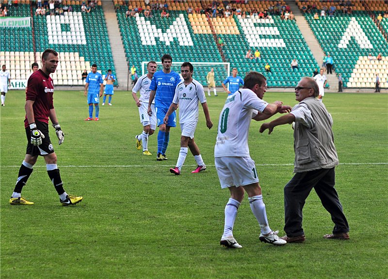 Болельщик отобрал у белорусских футболистов мяч прямо на поле