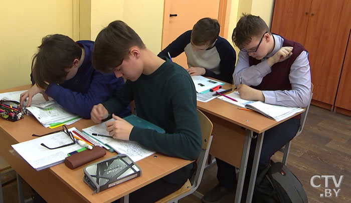 Школьная форма с термометром и защитой от излучений мобильного телефона появилась в Беларуси