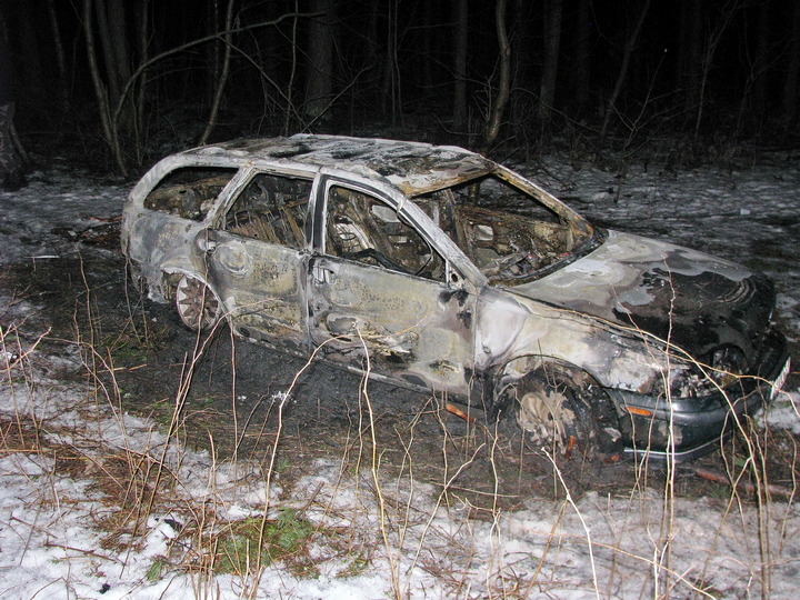 В Березино неизвестный угнал и сжег незапертый автомобиль-1