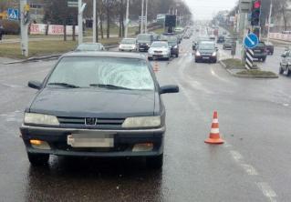В Минске на перекрёстке пешеход попал под колёса Peugeot 