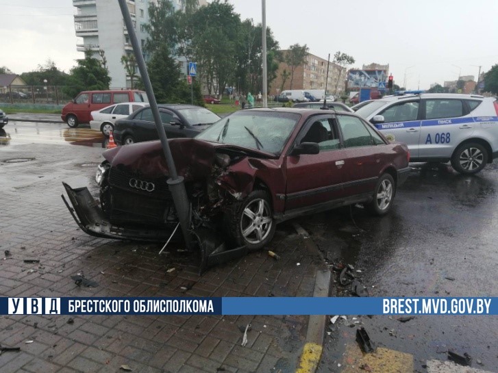 В Пинске при столкновении с Audi пострадали водитель и пассажирка Nissan-4