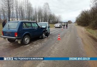 В Гродно при столкновении Lada и Opel пострадала водитель с детьми