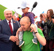 «Пупик закрой ему». Отец с ребёнком попросил Александра Лукашенко сфотографироваться. Как он отреагировал?