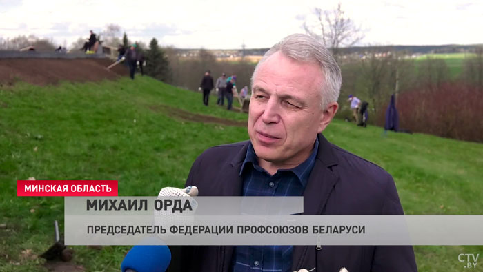 «Надо, чтобы каждый работал». Глава ФПБ на субботнике на Кургане Славы говорил о важном для каждого белоруса-6