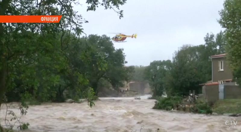 По окна в воде. Сильнейшее наводнение захлестнуло Францию-4