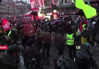 Более 450 тысяч французов приняли участие в акции протеста против пенсионной реформы