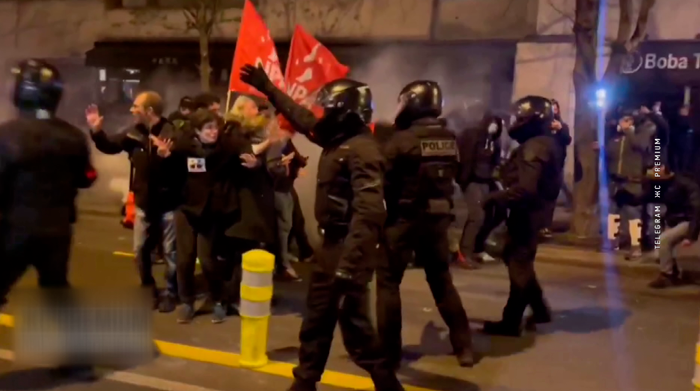 Протесты во Франции угрожают репутации Макрона. Почему он готов пожертвовать карьерой ради пенсионной реформы?-4