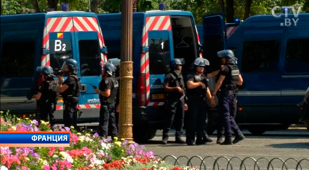 Попытка теракта в Париже: преступник, совершивший наезд на полицейский автобус, погиб-1