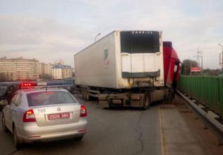 Фура ушла в занос на МКАД и столкнулась с двумя автомобилями 