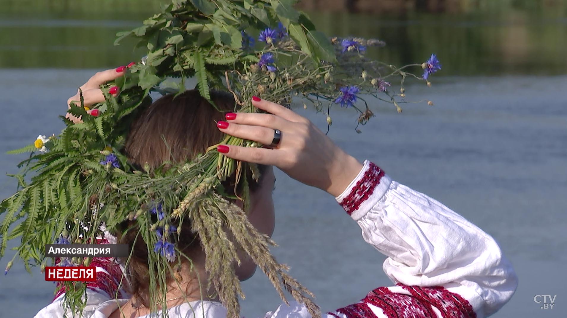 Как гадают на венках в купальскую ночь-10