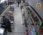 Видеофакт: мужчина украл из кассы магазина в Крупках 600 рублей