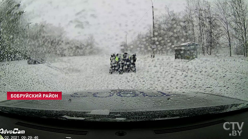 «Ежедневно организовываются экипажи». В ГАИ рассказали, как оказывают помощь автомобилистам в сложных погодных условиях -4