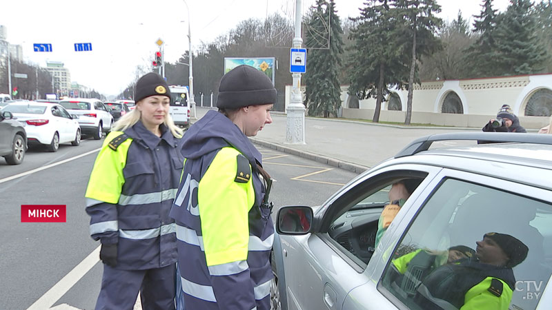 Супрацоўнікі ДАІ павіншавалі ў Мінску аўтамабілістаў з мужчынскім днём-1