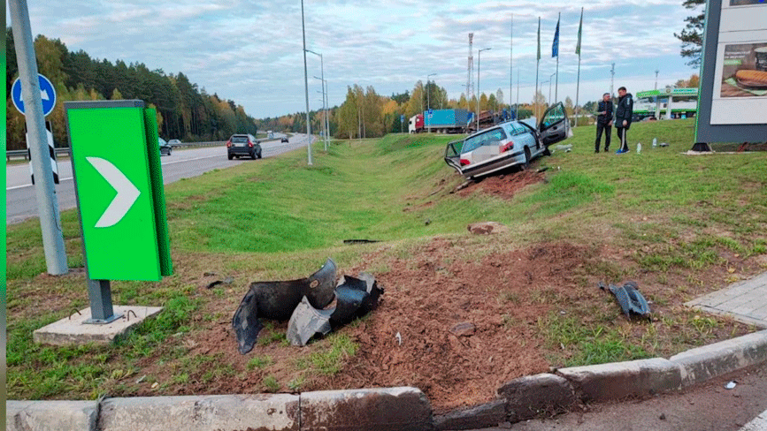 В Столбцовском районе водитель на Fiat съехал на обочину и врезался в ЛЭП – мужчину госпитализировали