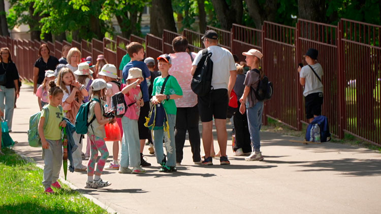 В Минске сотрудники ГАИ и БРСМ провели акцию ко Дню защиты детей – не обошлось без подарков