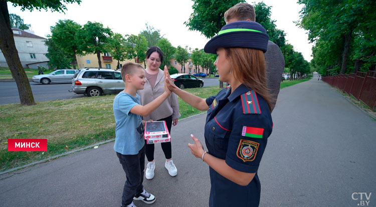 В Минске сотрудники ГАИ и БРСМ провели акцию ко Дню защиты детей – не обошлось без подарков-13