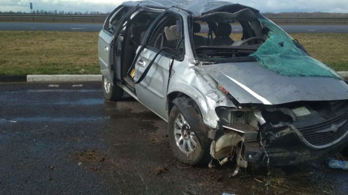 Женщина на Chrysler опрокинулась в Минской области. Водитель и 4-летний пассажир в реанимации