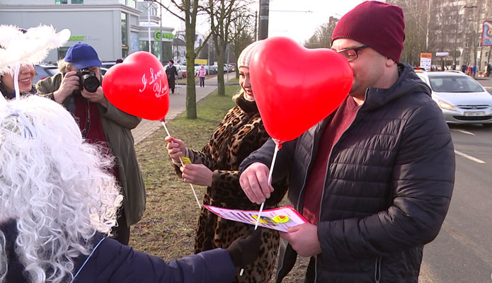 Романтика от ГАИ. Минские инспекторы поздравили водителей с 14 февраля