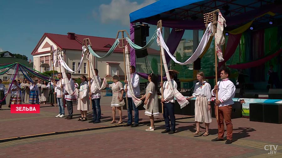 300 лет легендарной ярмарке. В Зельве проходит «Анненский кирмаш», и там могут подарить лошадь-7