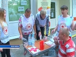 Волонтеры Красного Креста помогают спасаться от жары жителям Могилева