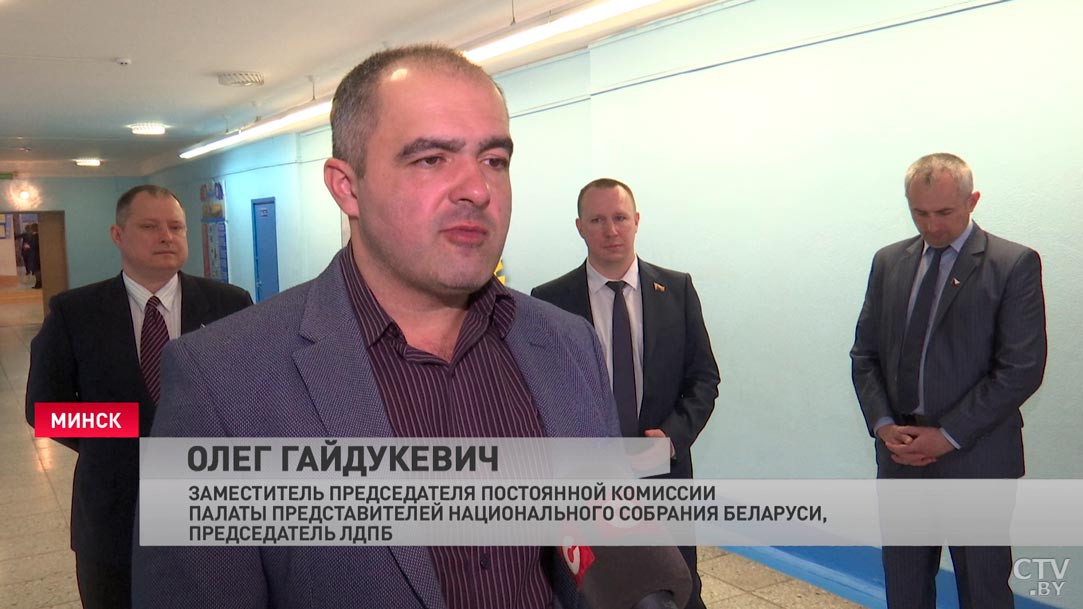 Социальные сети, патриотизм и истории из жизни. Олег Гайдукевич встретился со школьниками Минска-10