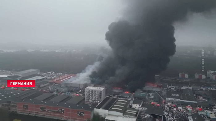 В Гамбурге борются с мощным пожаром. Столб дыма накрыл весь центр города-1