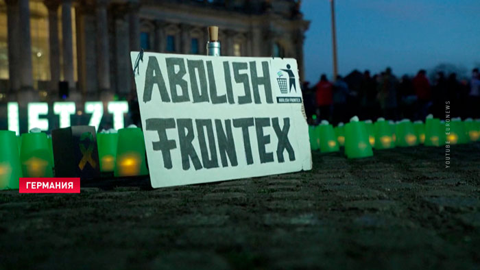 Перед зданием парламента зажгли 6000 фонарей. Митинг в поддержку беженцев прошёл в Германии-4